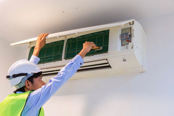 Técnico realizando reparación de aire acondicionado